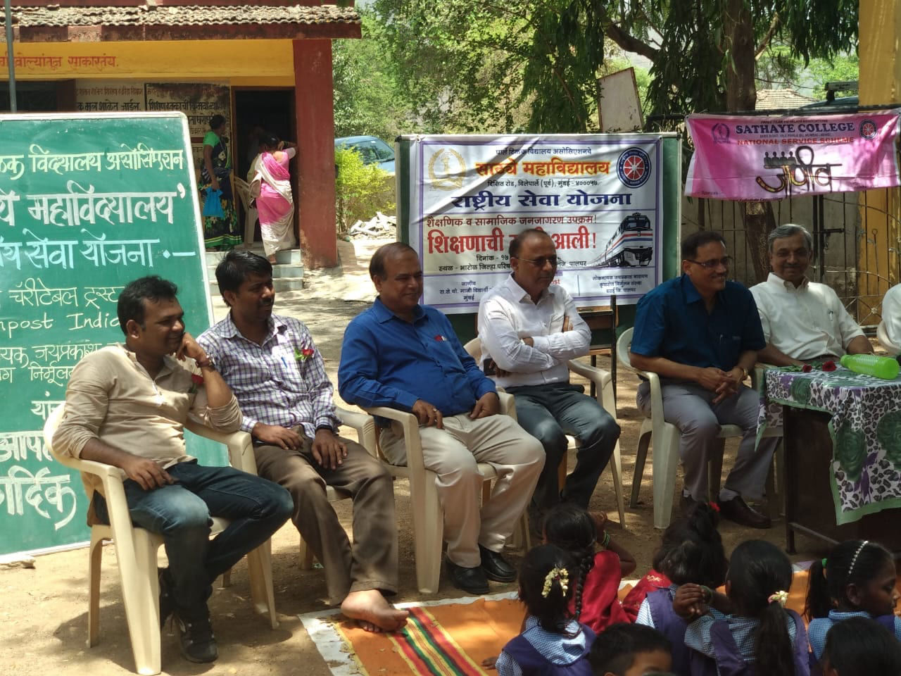 ‘शिक्षणाची गाडी आली’ कार्यक्रमातील पाहुणे आणि विद्यार्थी